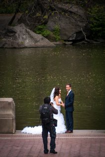 Fotograf ślubny robiący zdjęcia nowożeńcom